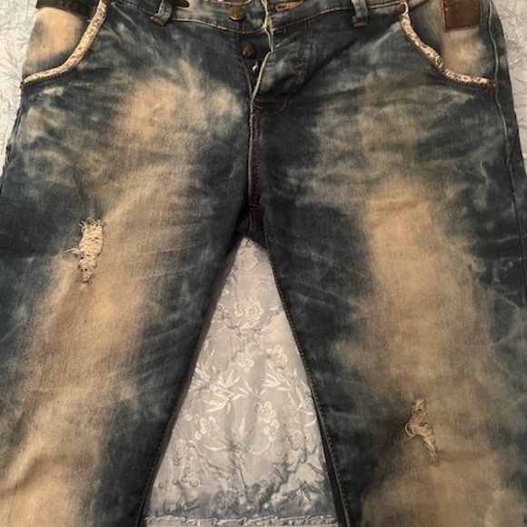 Distressed faded blue jeans - Picture 2 of 4